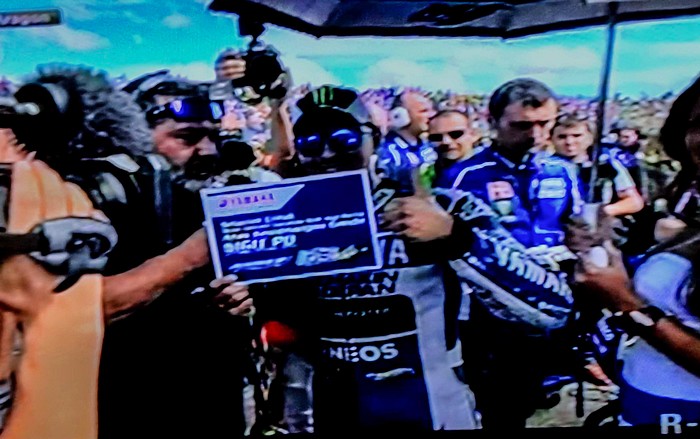 Jorge Lorenzo memegang board ucapan selamat Yamaha Factory Racing team untuk double winner Yamaha Indonesia di Indoprix 2013-